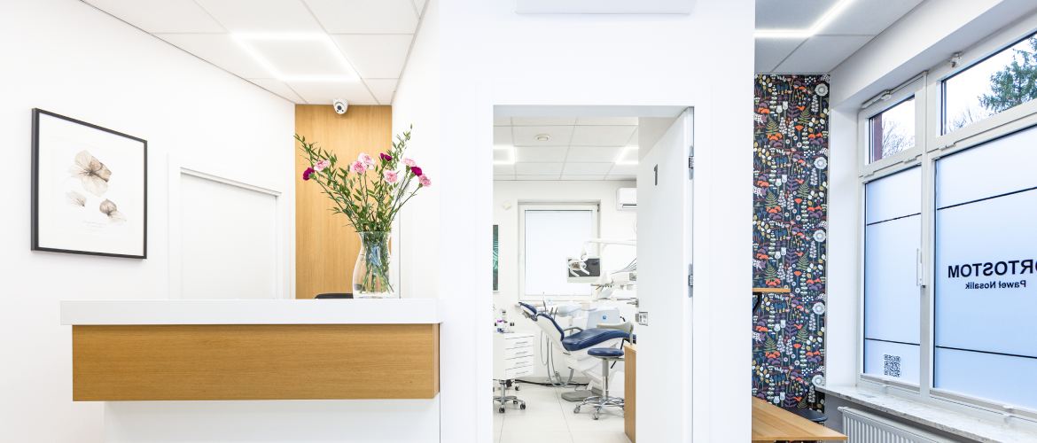 Poczekalnia z widokiem na drzwi