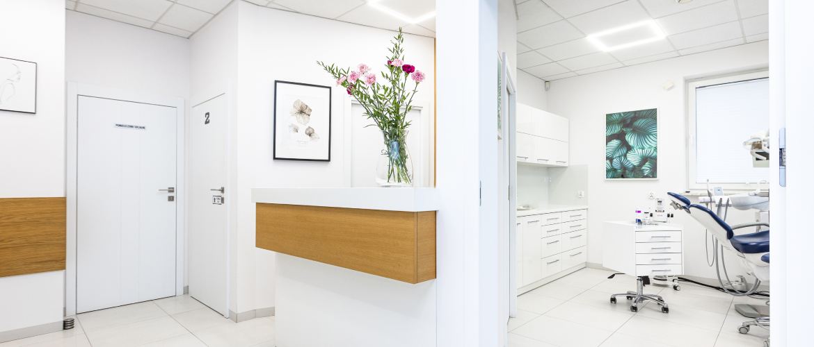 Poczekalnia z widokiem na krzesła