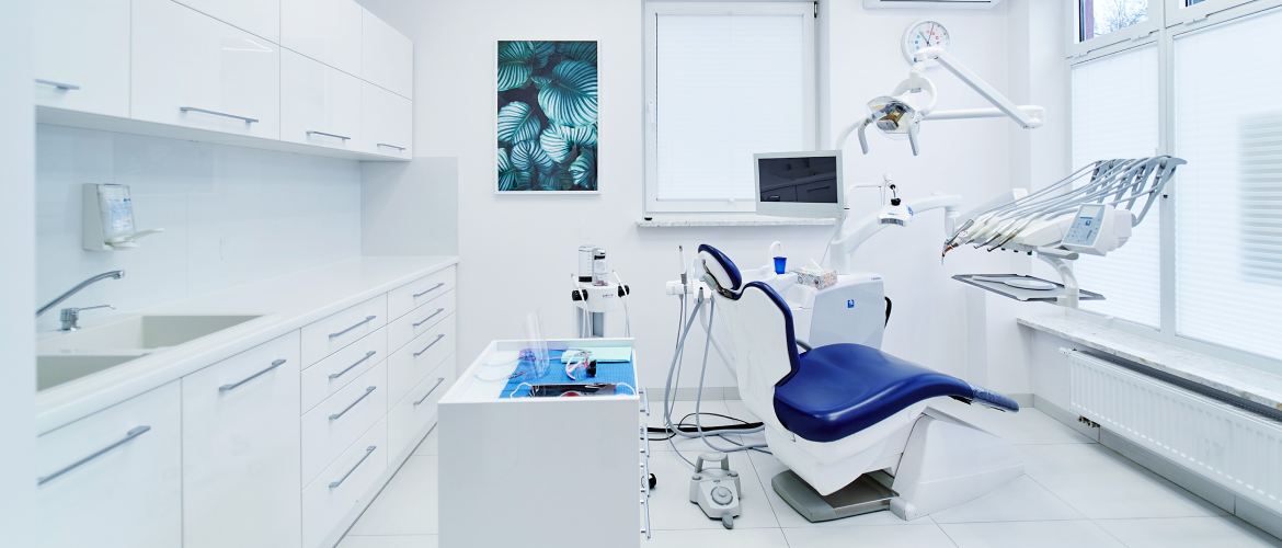 Poczekalnia z widokiem na gabinet